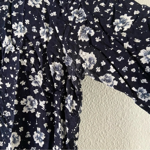 Navy Floral Long Sleeve Patterned Blouse Lightweight Size Medium Style M5569 Top - Picture 8 of 10
